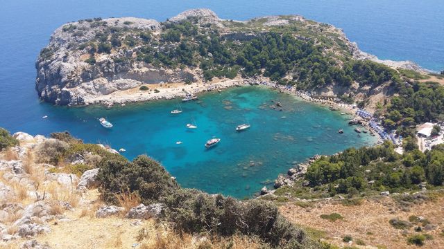 Zwemmen tussen de rotsen in Anthony Quinn Bay: alles voor je bezoek aan Rhodos’ mooiste baai